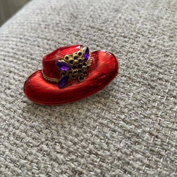 Red Hat  Brooch/ Pin - Picture 3 of 3